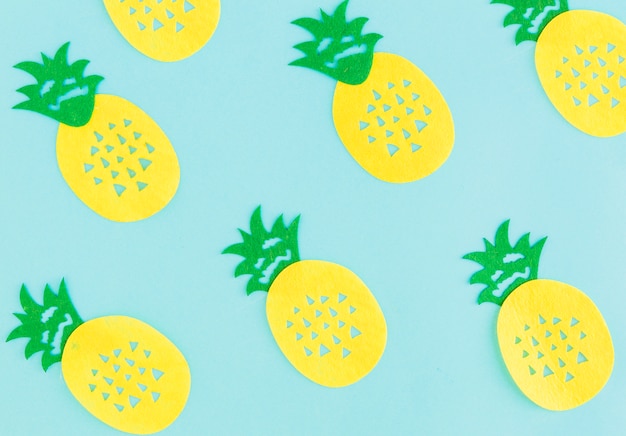 Free photo pattern of pineapples on light background