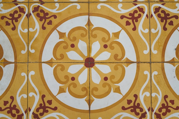 Patterned tiles