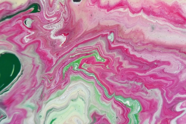 다채로운 혼합 페인트로 물 속의 패턴