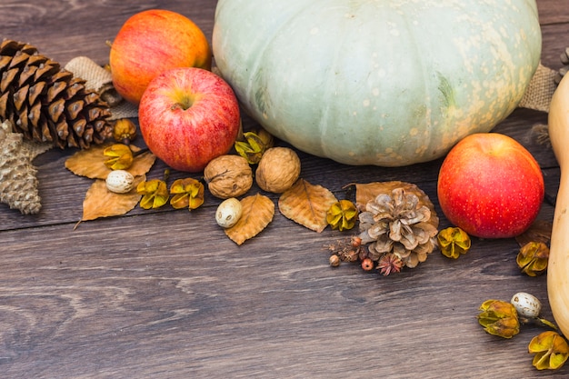 Free photo pattypan squash with red apples on table