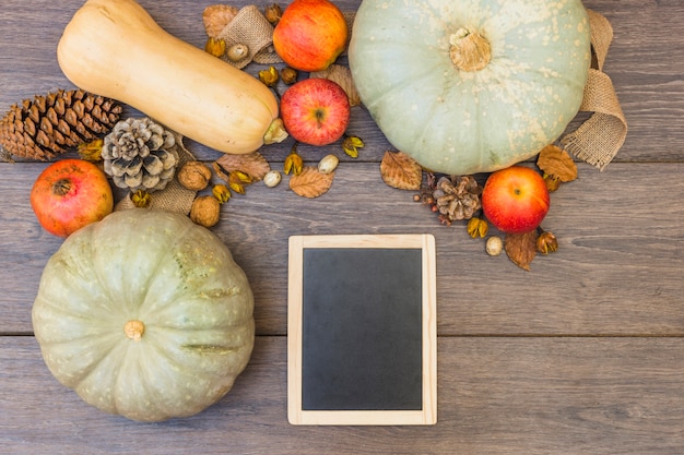 Free photo pattypan squashes with wooden board on table