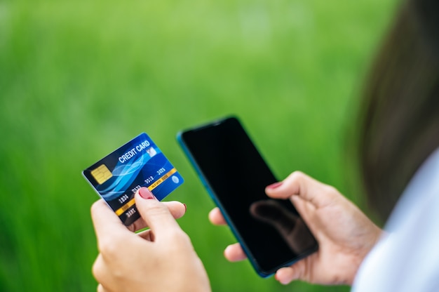 Оплата товара кредитной картой через смартфон