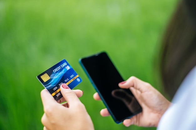 Payment for goods by credit card via smartphone