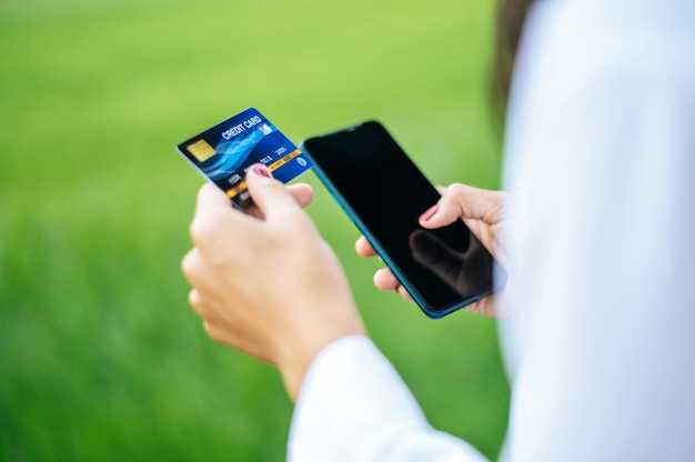 Payment for goods by credit card via smartphone