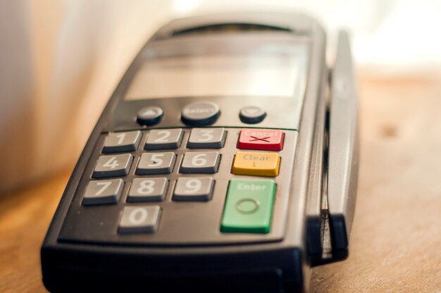 Оплата с помощью кредитной карты - бизнесмен, держащий терминал. платить