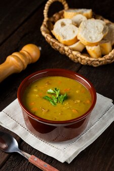 Гороховый суп чаша с гороховым супом на столе