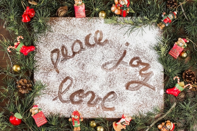 Foto gratuita iscrizione peace joy love su zucchero bianco in polvere