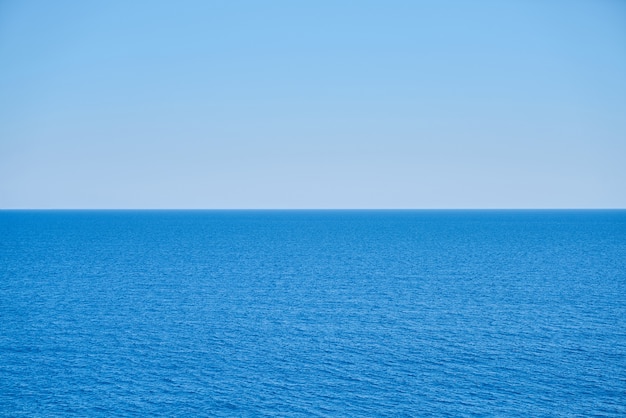 Free photo peaceful sea and blue sky