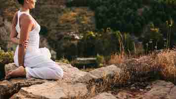 Foto gratuita donna tranquilla facendo yoga in natura