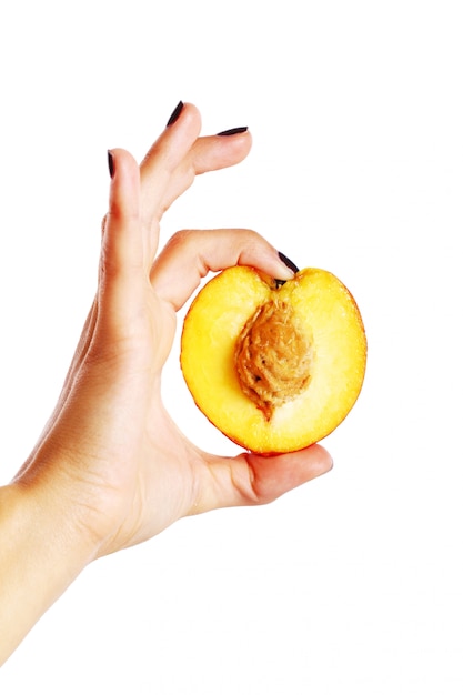 女性の手に桃の果実