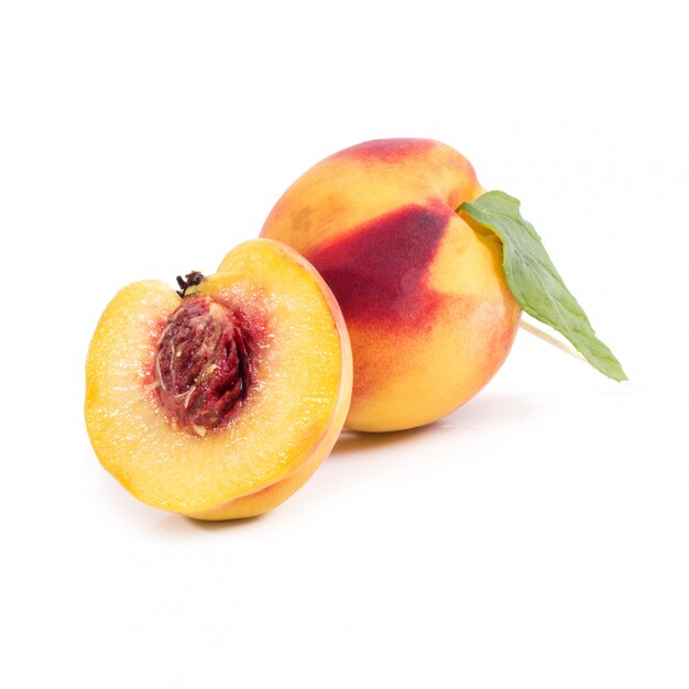 Персик на столе