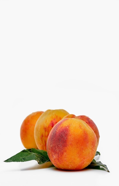 桃は分離します。白い背景、コピースペースと垂直フレームにジューシーな熟した桃。選択的な被写界深度。クリッピングパス付き。