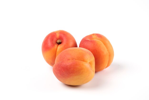 Персики, изолированные на белом фоне