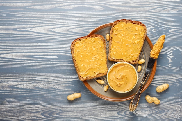 Panini o toast al burro di arachidi.