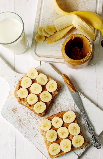 Бесплатное фото Бутерброды с арахисовым маслом и бананом