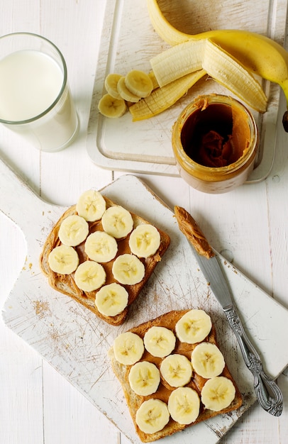 Panini al burro di arachidi con banana