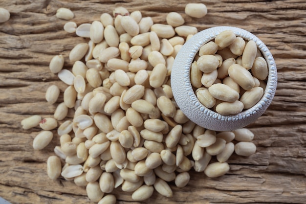 Семена арахиса на деревянном фоне на кухне Бесплатные Фотографии