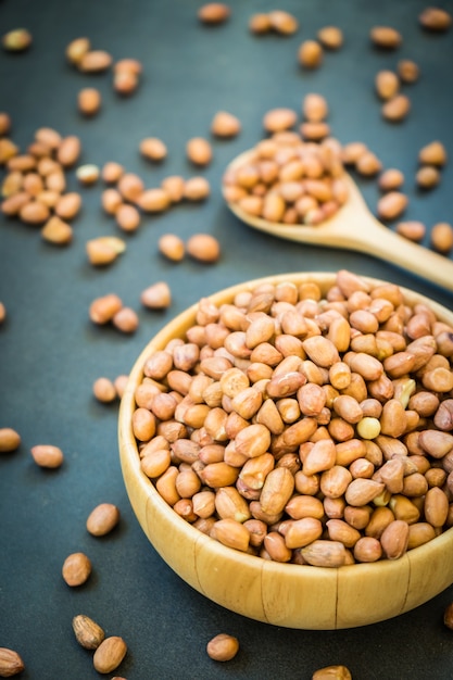 Free photo peanuts in wooden bowl