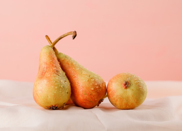 Free photo pears on pink surface