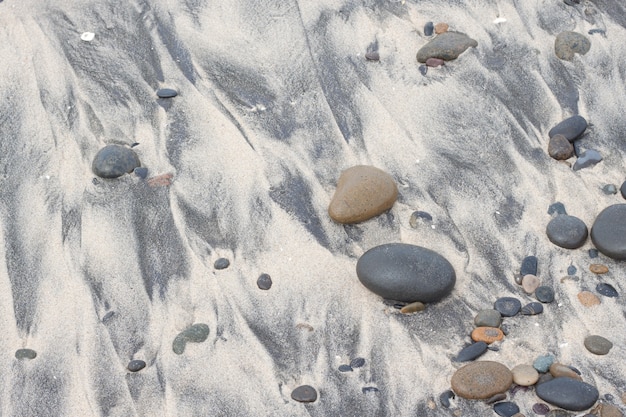 無料写真 砂浜と石の小石