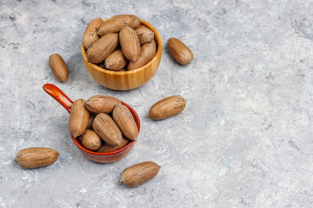 Free photo pecan nuts on light background