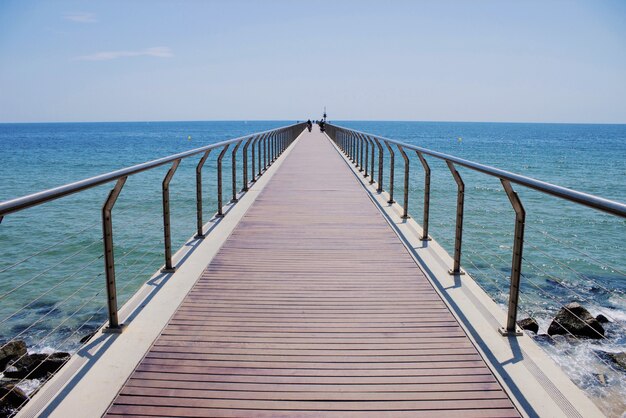 スペイン、バルセロナのビーチ沿いの歩道橋