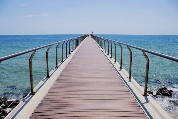 바르셀로나, 스페인에있는 해변으로 보행자 다리