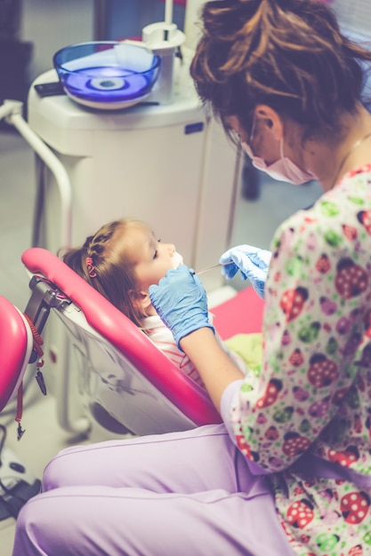 Foto gratuita dentista pediatrico. bambina alla reception dal dentista.