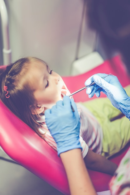 小児歯科医。歯科医の受付で小さな女の子。