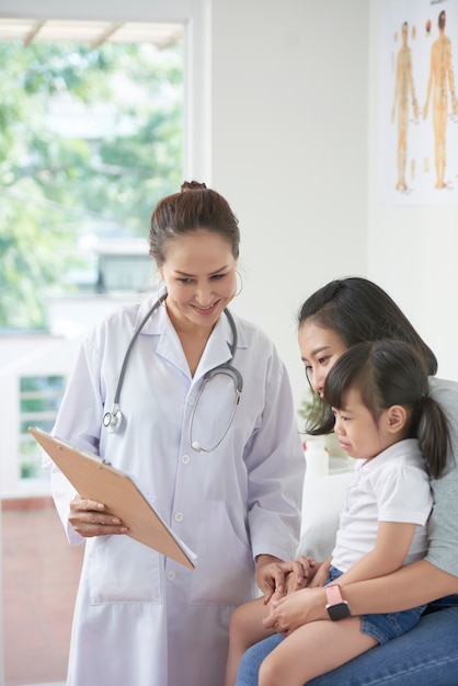 Free photo pediatrician showing prescription