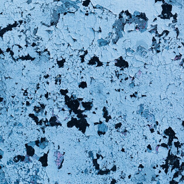 コピースペースで皮をむいた青い塗られた壁のテクスチャ