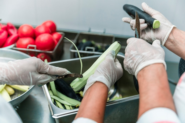 Foto gratuita pelare o tagliare le verdure in cucina