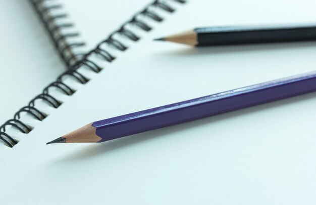 연필과 나선형 노트북, 선택적 초점