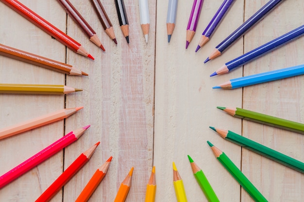 Free photo pencils arranged in circle