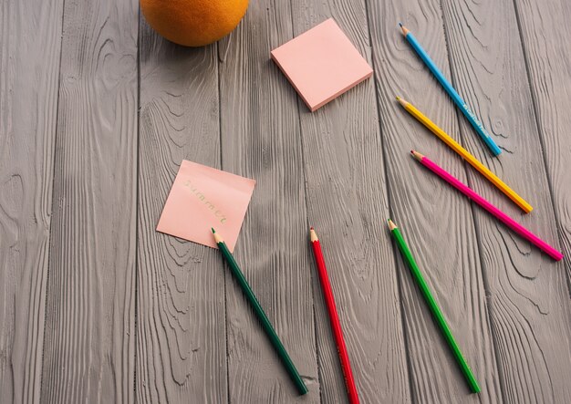 鉛筆​スケッチ​紙カード​碑文​夏​。​黄​赤​青​鉛筆​。​夏​の​背景