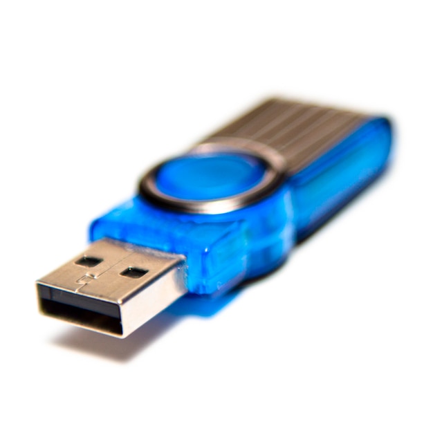 Foto gratuita pendrive isolato su bianco