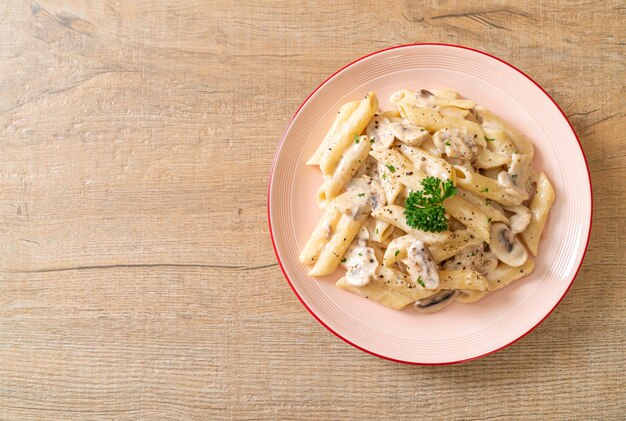 Пенне паста карбонара сливочный соус с грибами - итальянский стиль еды
