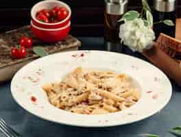Free photo penne with cheese and cream