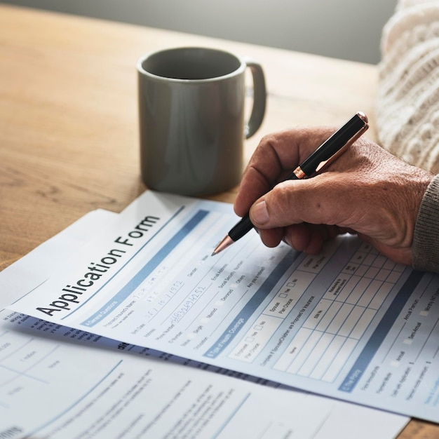 Free photo pensioner filling out aform