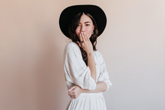 トレンディなオートクチュールの服を着て滑走路でデモンストレーションするトップモデルのファッションショー 漫画フラットイラスト プレミアムベクター