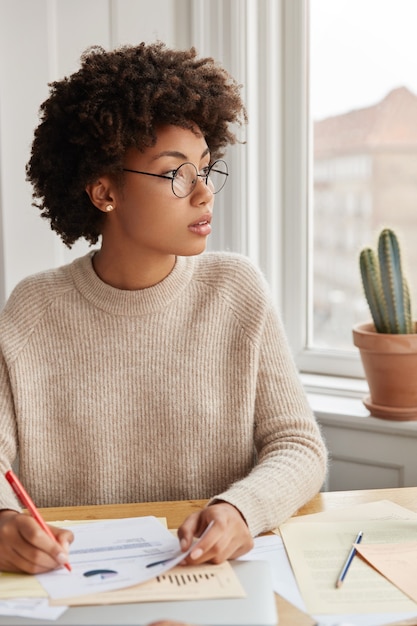 Free photo pensive businesswoman working at home