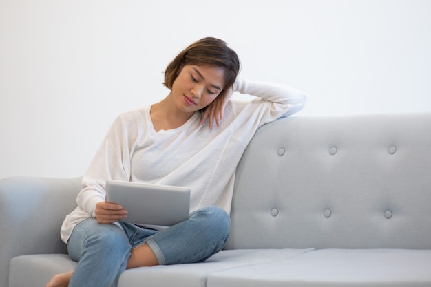 Ragazza asiatica sognante pensierosa che gode del fine settimana