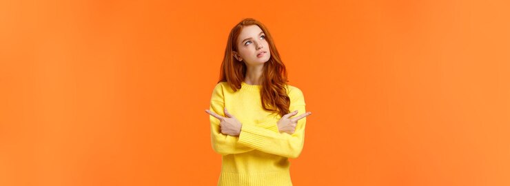 무료 Photo 생각에 잠겨있는 소녀는 왼쪽 위 모서리를 보고 사려깊은 생각을 하고 결정을 내리려고 합니다.