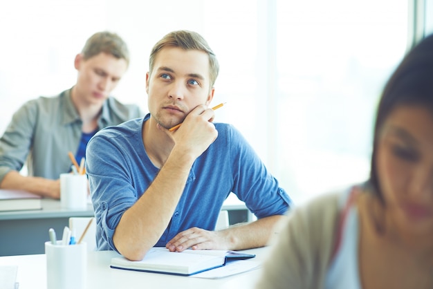 Foto gratuita ragazzo malinconico in classe