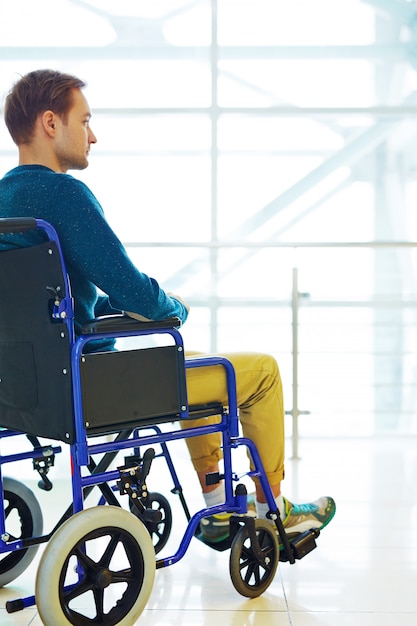 Задумчивый человек в инвалидной коляске