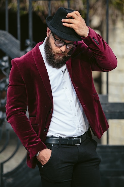 Foto gratuita pensieroso uomo con cappello guardando verso il basso