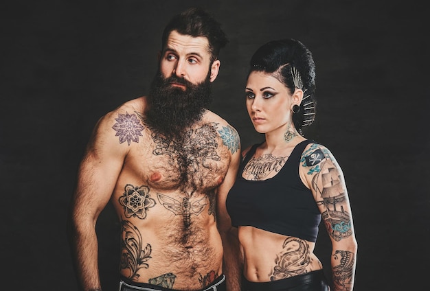 Foto gratuita uomo e donna pensierosi stanno posando per il fotografo in studio fotografico.