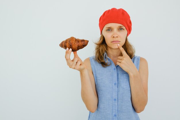 맛있는 크로 들고 잠겨있는 예쁜 아가씨