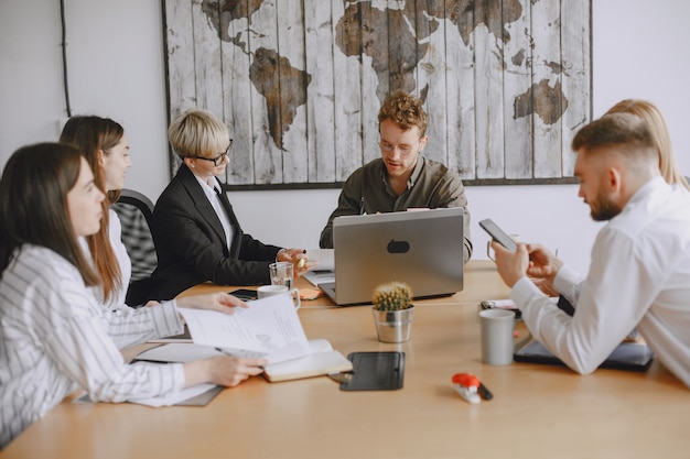 Le persone stanno lavorando al progetto