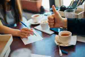 Free photo people brainstorming drinking tea in cafe